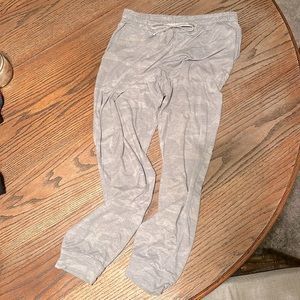 Vuori performance joggers